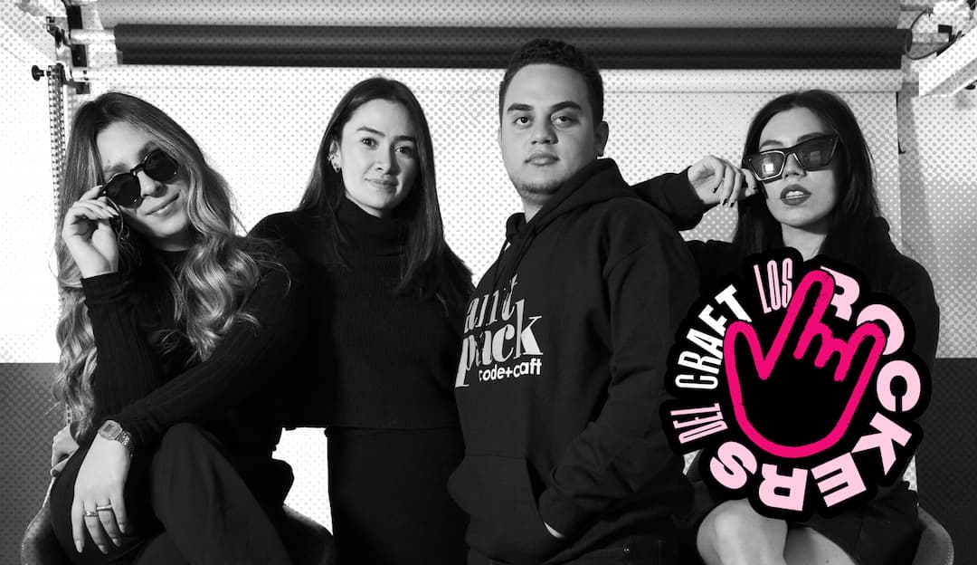 Foto en blanco y negro de cuatro jóvenes que pertenecen al equipo de diseño