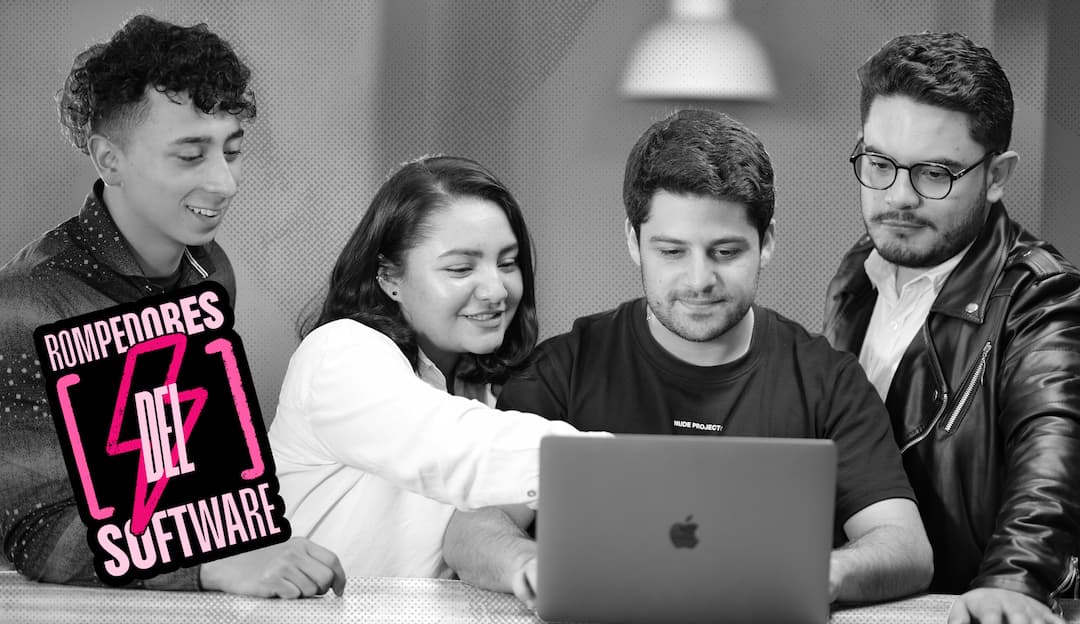Cuatro jóvenes colaboran en un proyecto de software development